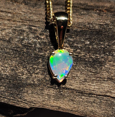 A2810 9k Gold Solid Crystal Opal Pendant